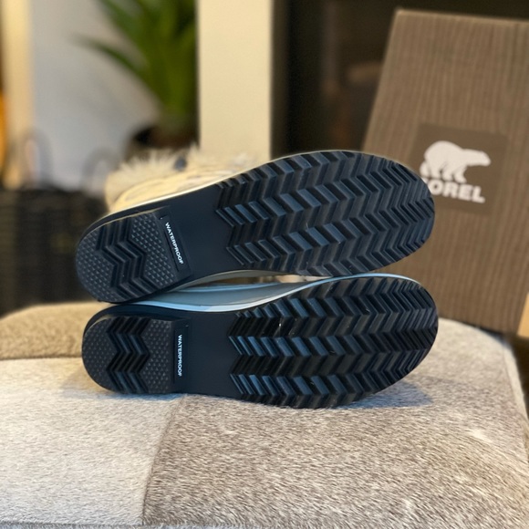 New with tags Sorel Tofino winter boot - Picture 2 of 4